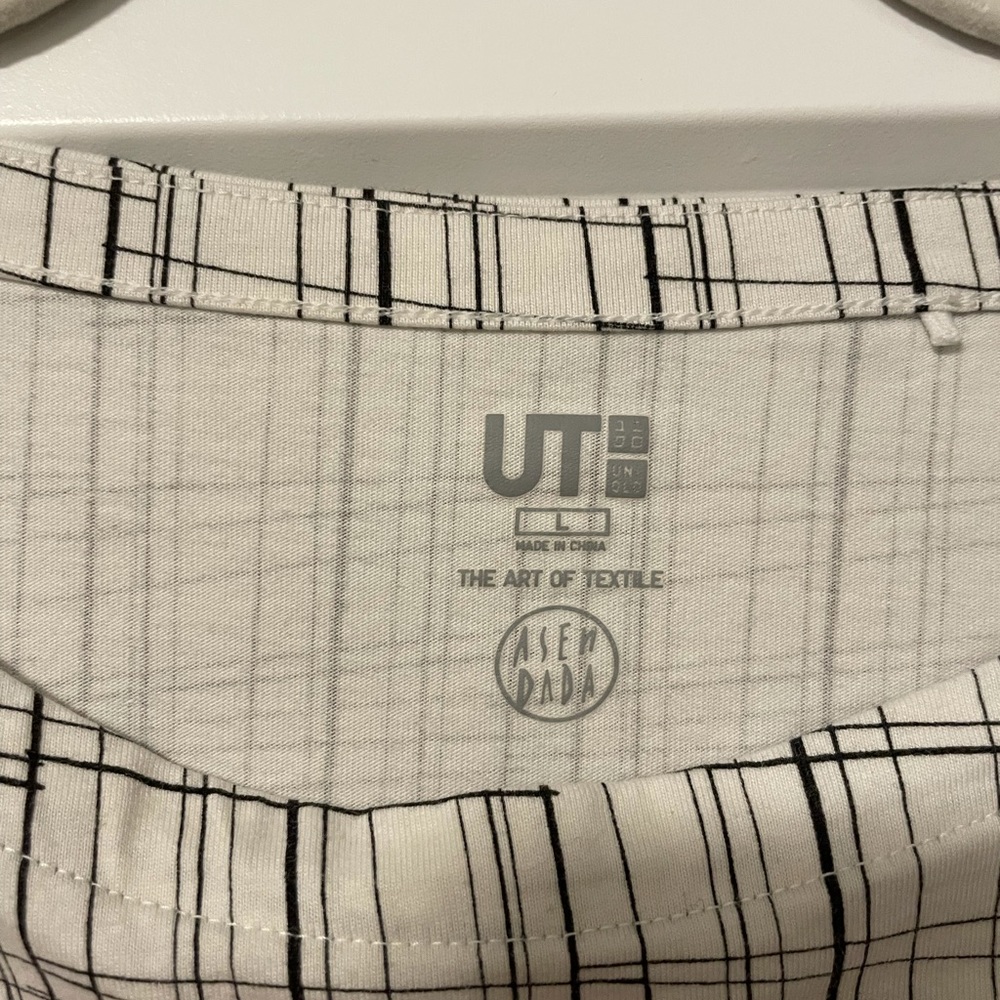 Uniqlo Black and White Tee